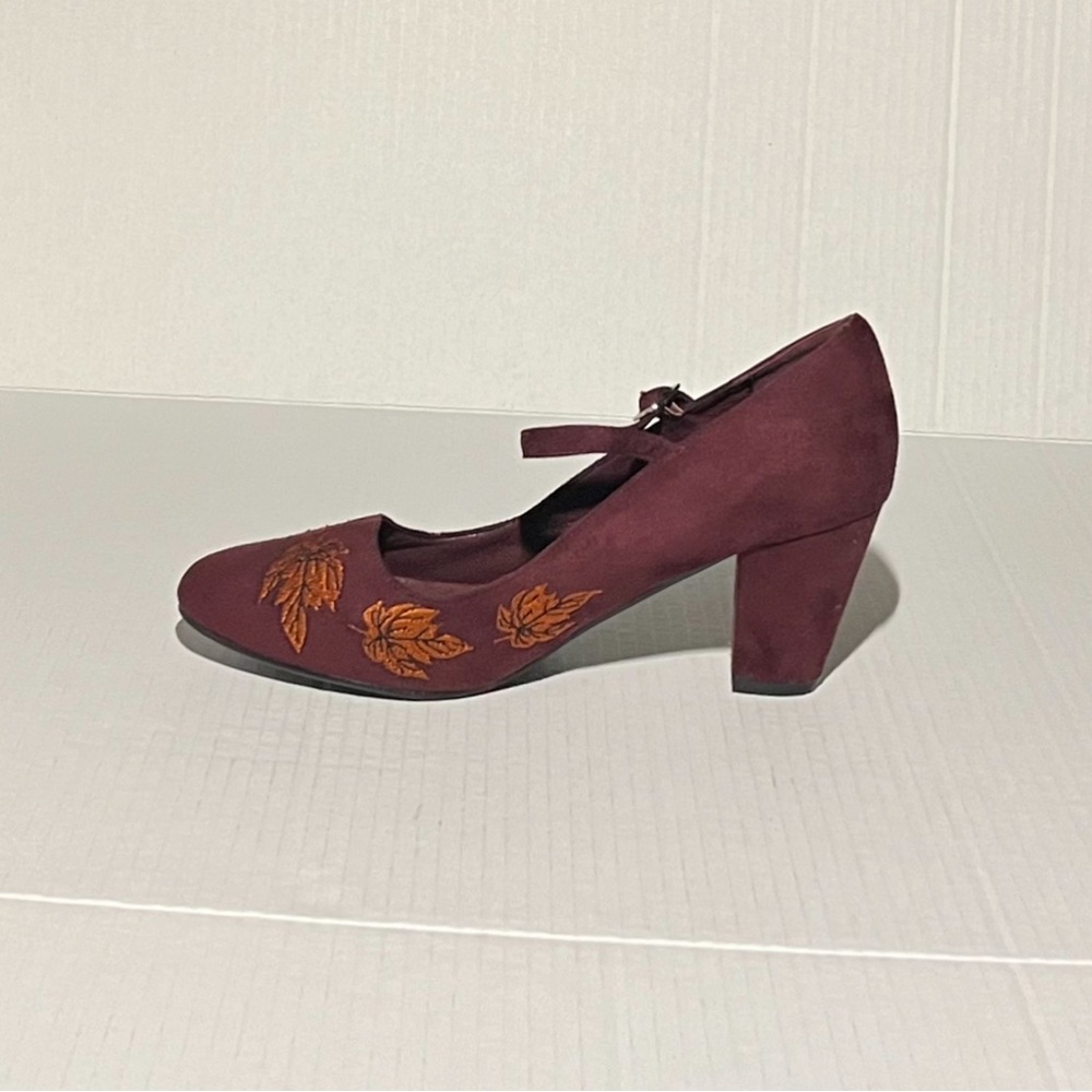 Lulu Hun Lear Embroidered Block Heels - Picture 4 of 15